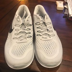 Nike mens size 10 athletic shoe.